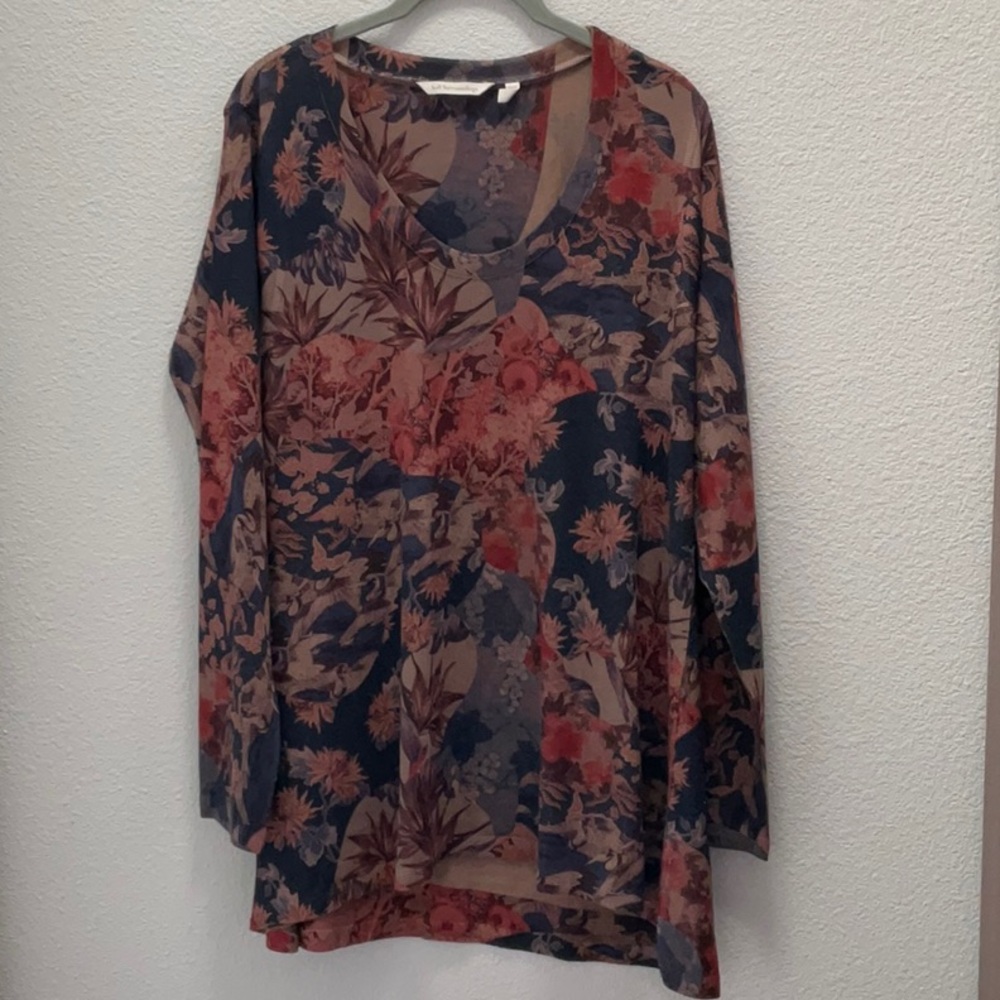 Seasons are seen in this gorgeous size M  tunic which depicts fall at its best.